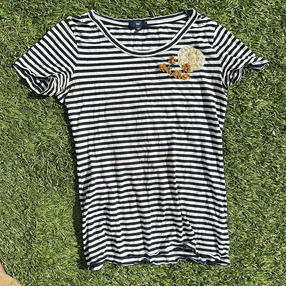 Gap T-shirt navy blue and white stripe with brown embroidery Women’s Small